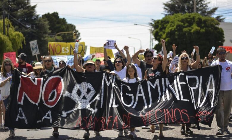 Manifestantes en Chubut contra la megaminería